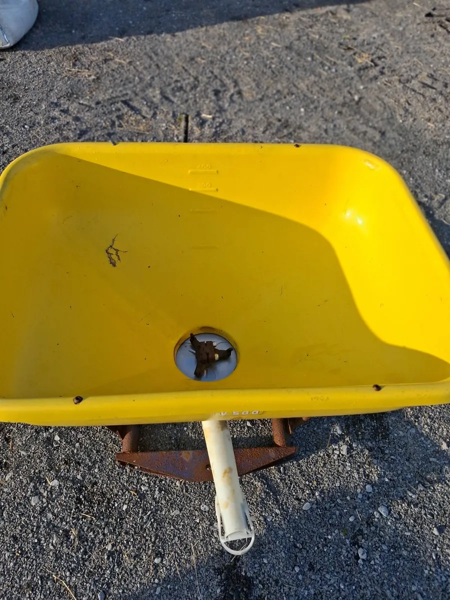 Fertilizer spreader - Image 2