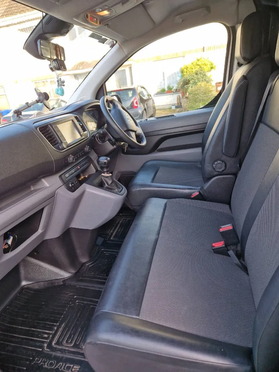 Toyota  Proase  van - Image 4