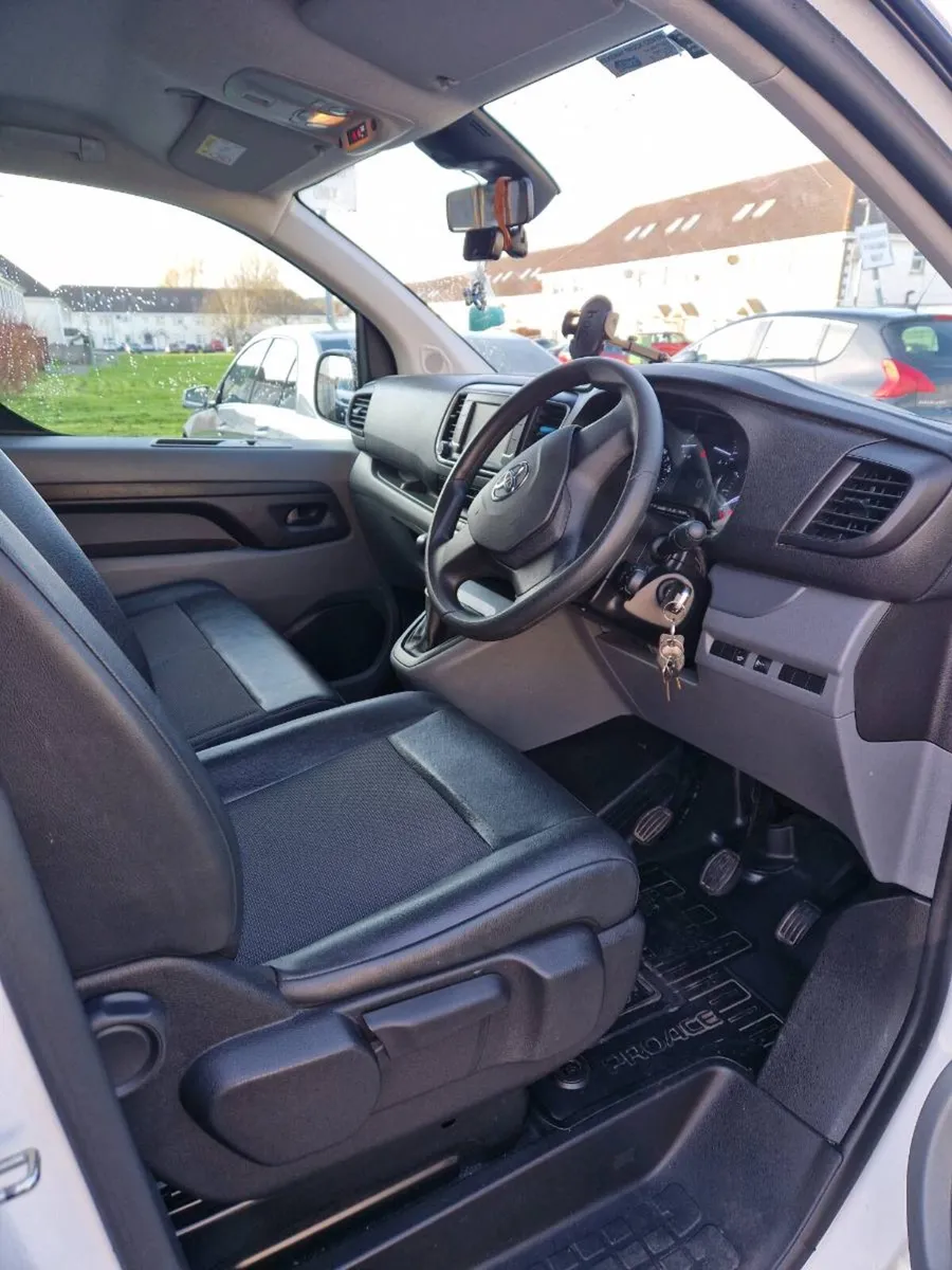 Toyota  Proase  van - Image 3