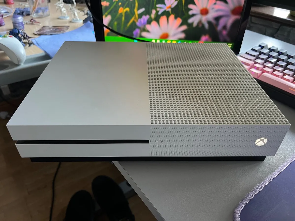 Xbox One S 1TB - Image 1