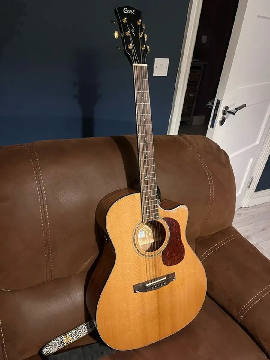 Cort Gold A6 acoustic guitar in excellent condition - Image 4