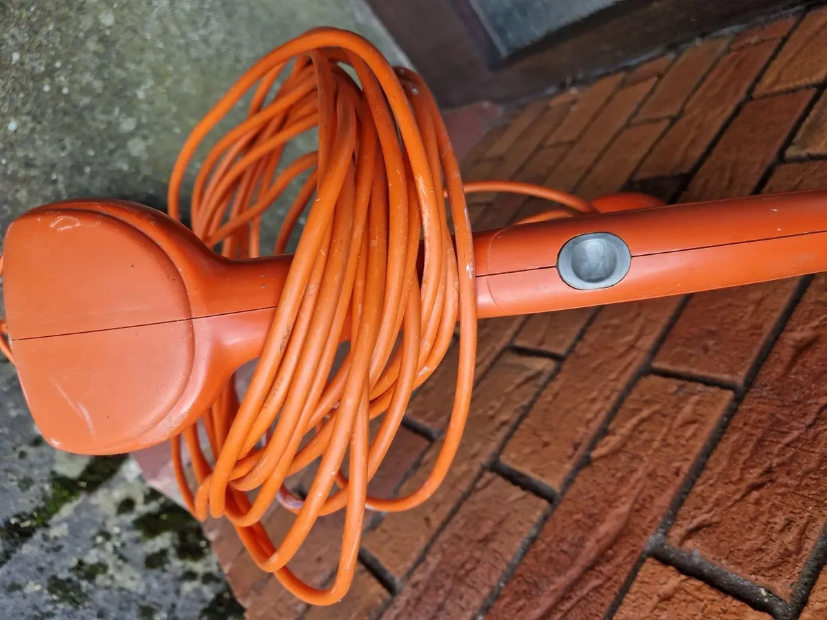 FLYMO Revolution 2500 Auto Feed Electric Strimmer - Image 2