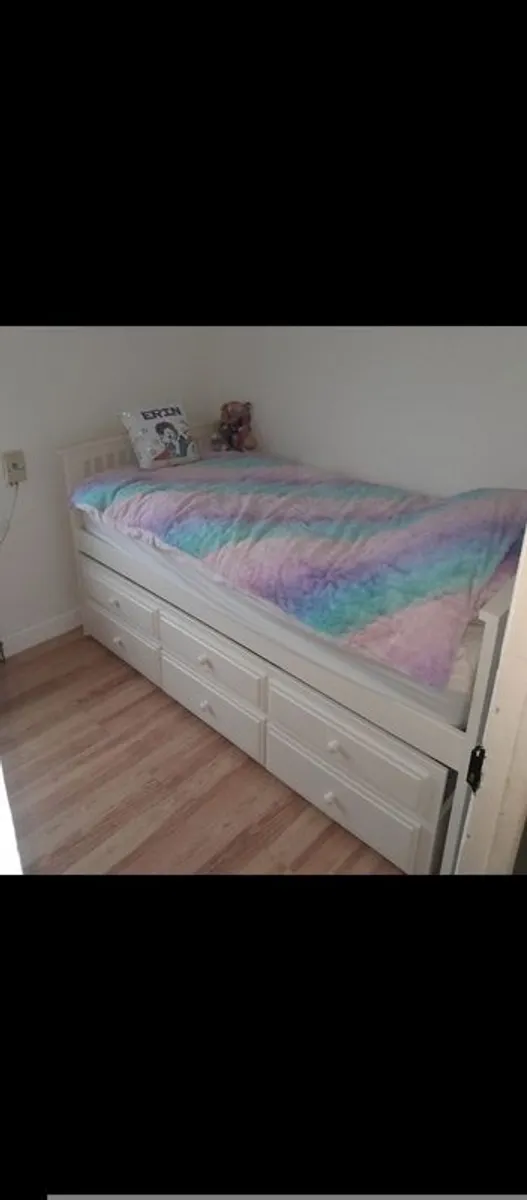 Single bed - Image 1