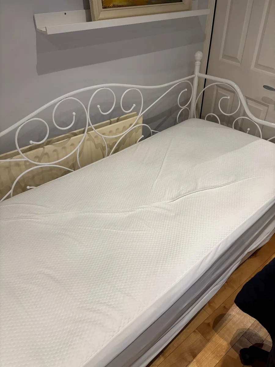 Day bed with new mattress and pull out mattress - Image 1