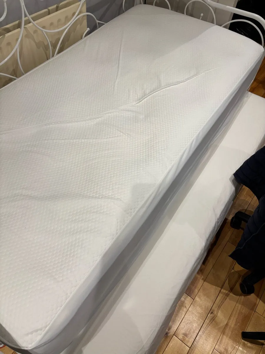 Day bed with new mattress and pull out mattress - Image 2