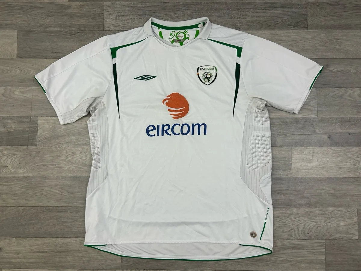Genuine Vintage 2005 Umbro Ireland Away Jersey XXL - Image 1