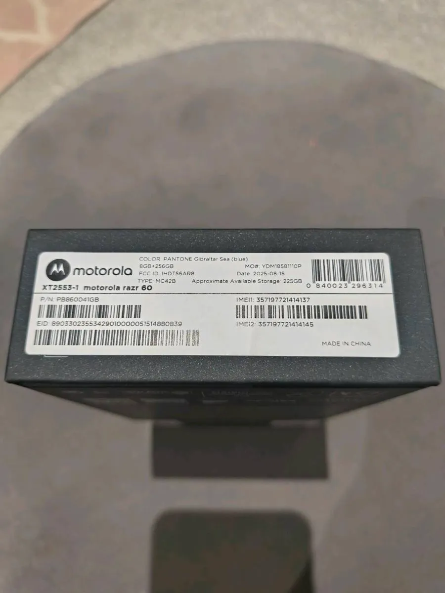 Motorola razr 60,  Moto buds loop and Moto watch - Image 2