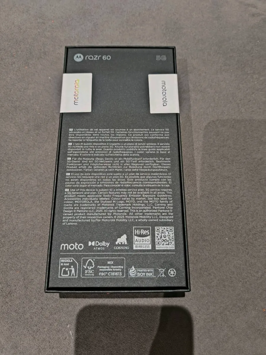 Motorola razr 60,  Moto buds loop and Moto watch - Image 3