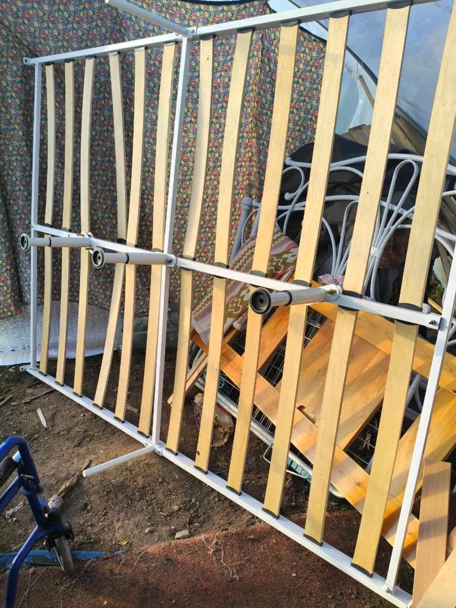 Beautiful 4 ft 6 bed like new 140 - Image 3