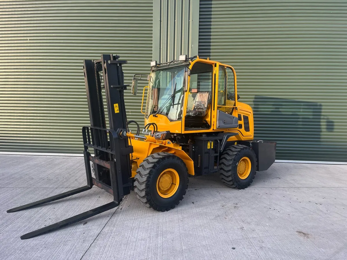 4 wheel drive off road forklift - Image 1