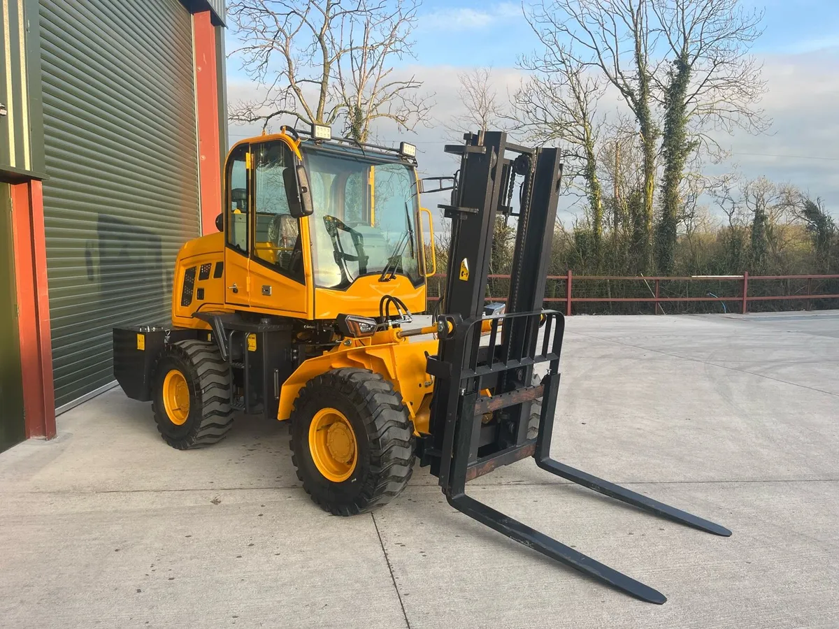 4 wheel drive off road forklift - Image 2