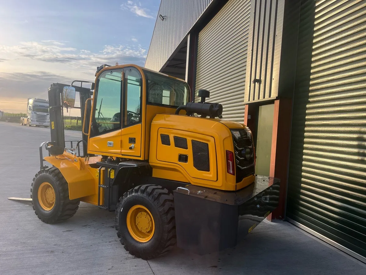 4 wheel drive off road forklift - Image 3