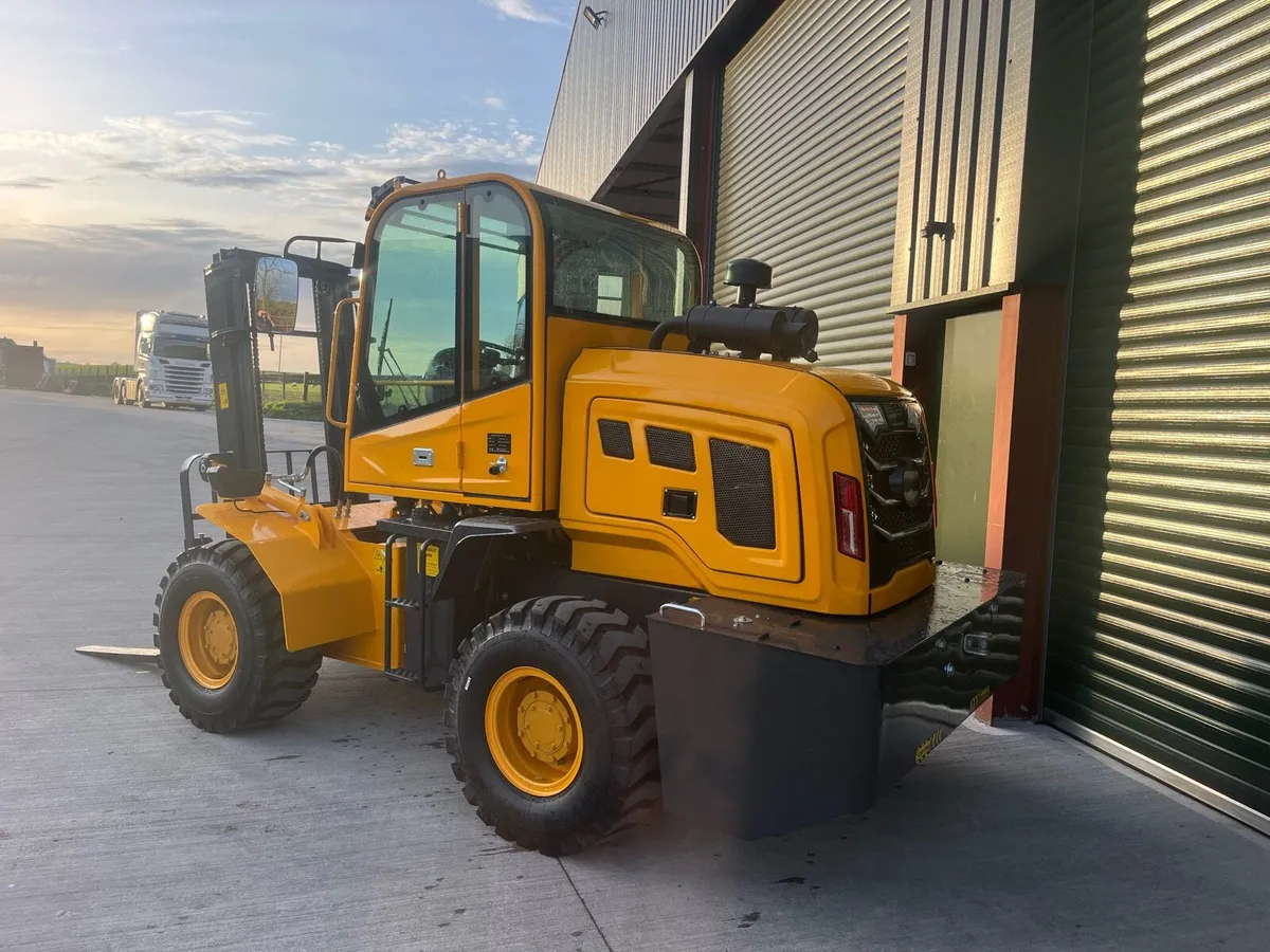 4 wheel drive off road forklift - Image 4