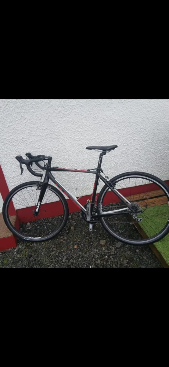 GIANT GRAVEL/ ROAD BIKE