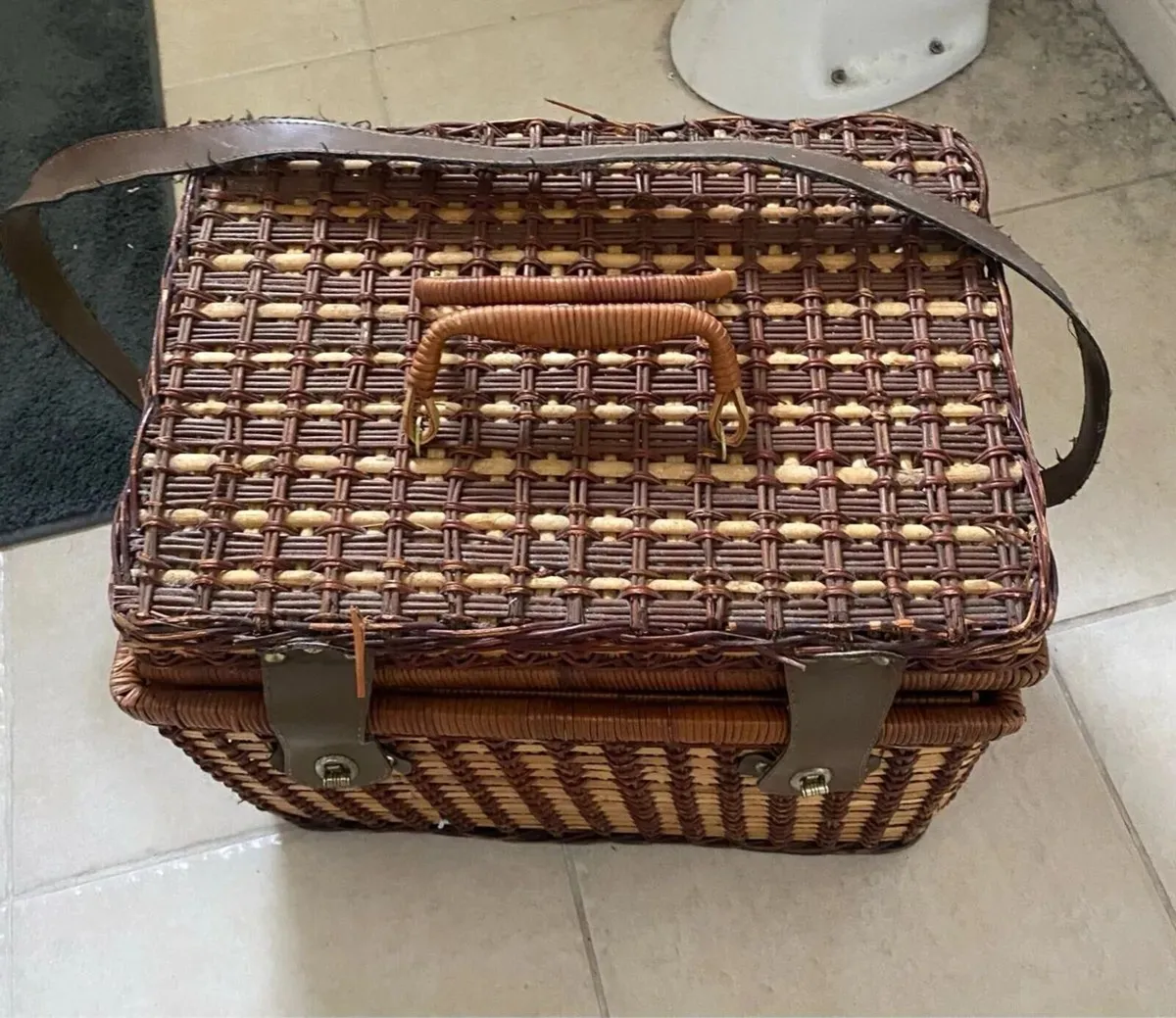 Large Wicker Picnic Basket with Handles and Strap - Image 3