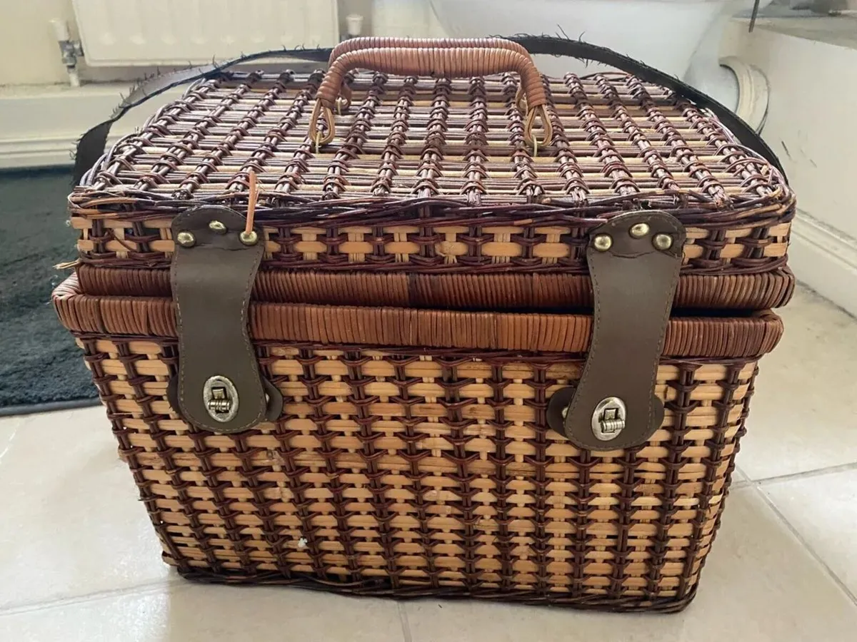 Large Wicker Picnic Basket with Handles and Strap - Image 1