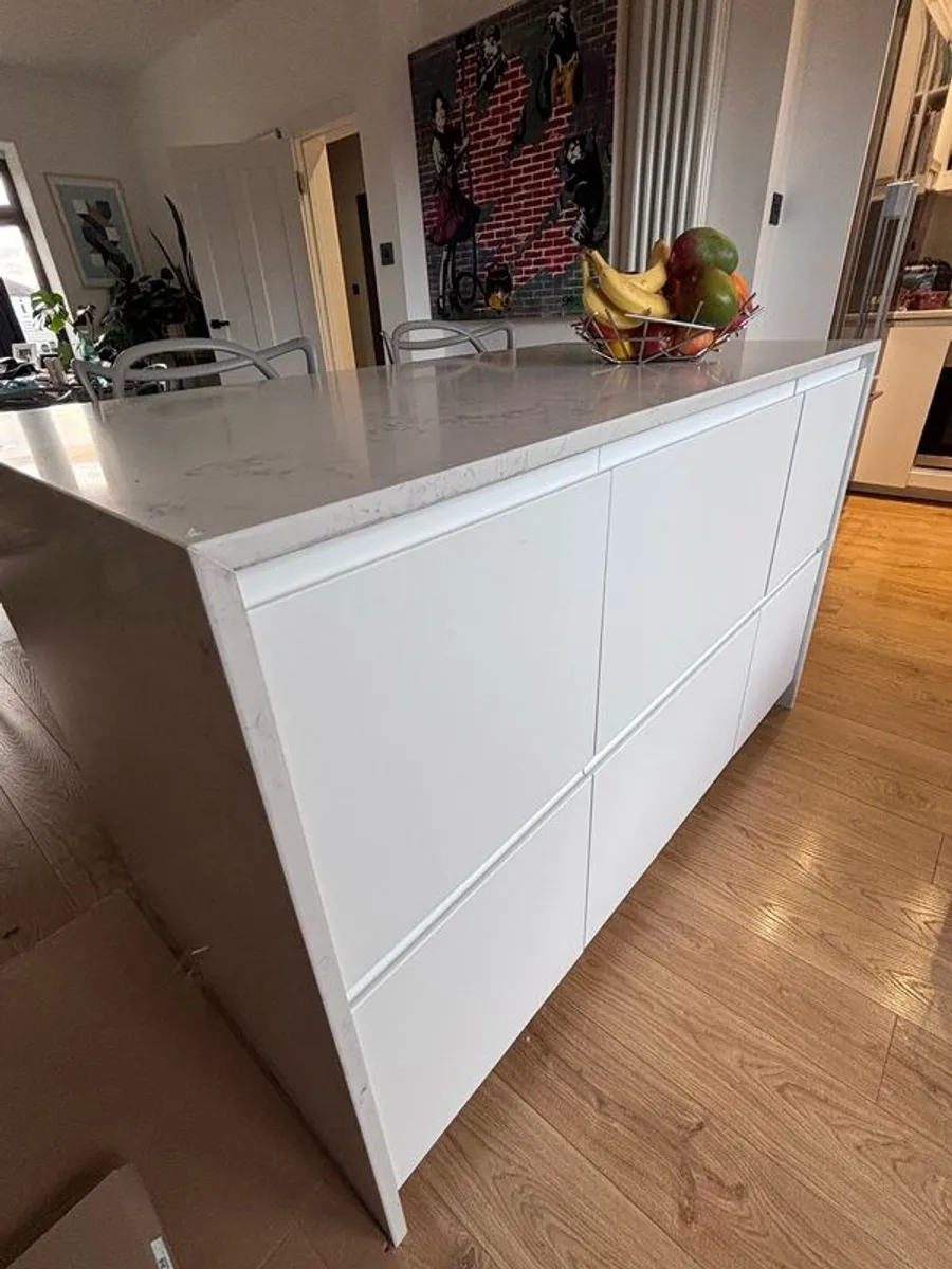 kitchen island - Image 1