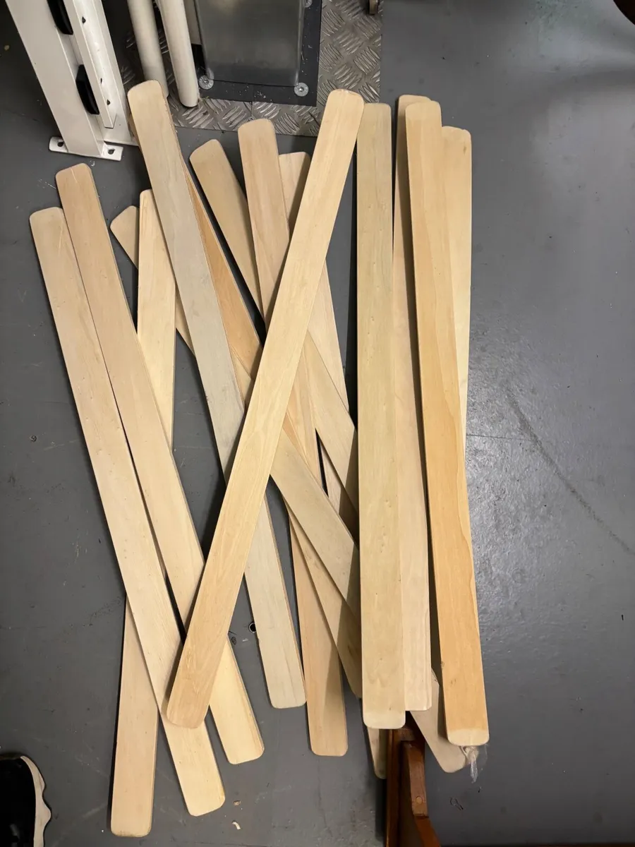 Single bed frame and children’s bedroom shelves - Image 4