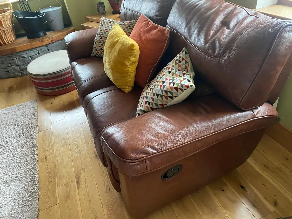 Brown leather suite of furniture - Image 1