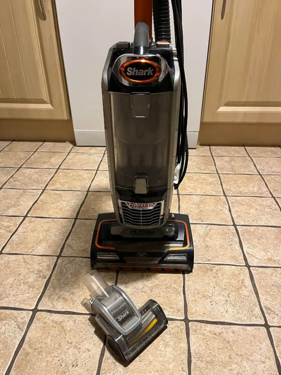 Shark Classic Anti Hair Wrap Upright Pet Vacuum NZ801UKT (like new) - Image 3