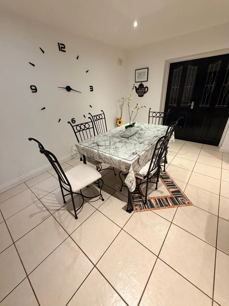Dinner table and chairs - Image 1