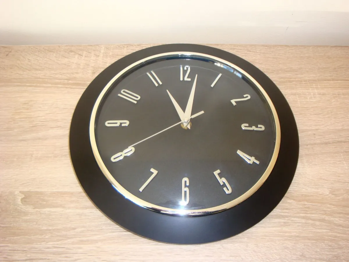Black and silver wall clock - Image 1