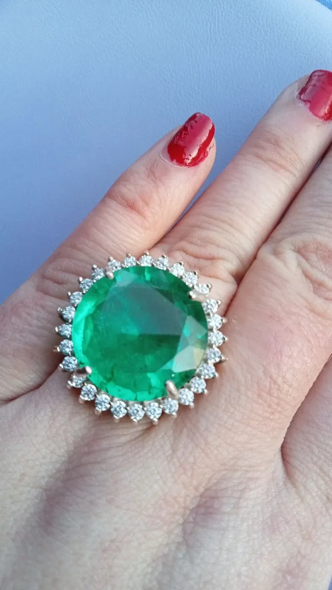 Beautiful Large Emerald Dress Ring - Image 1