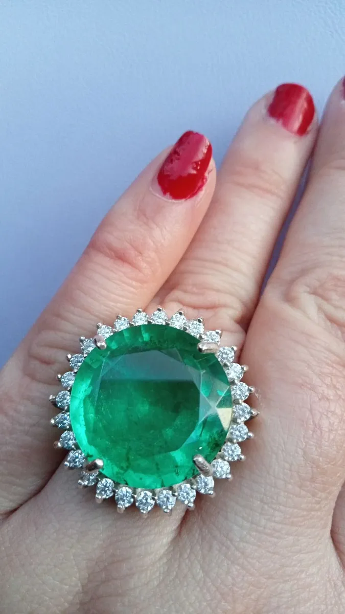 Beautiful Large Emerald Dress Ring - Image 4