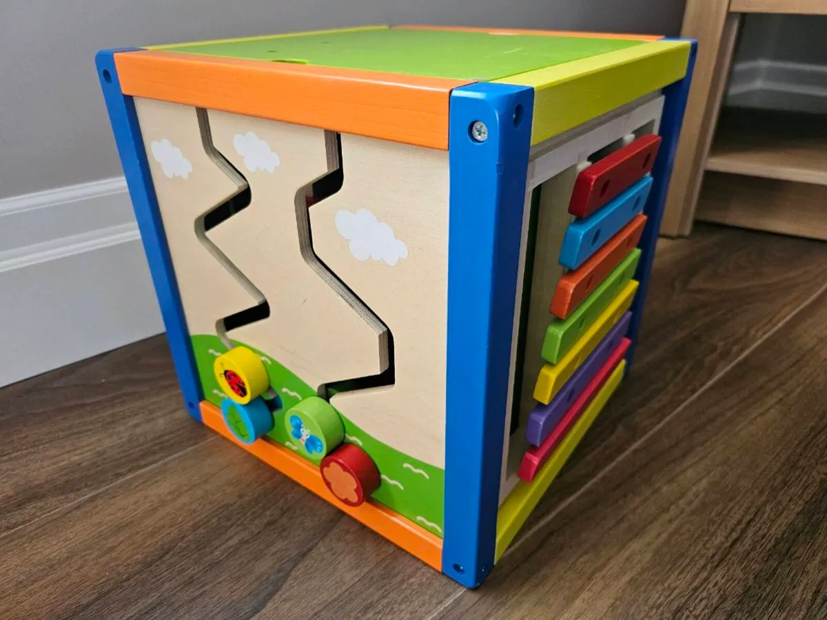 Wooden activity cube - Image 3