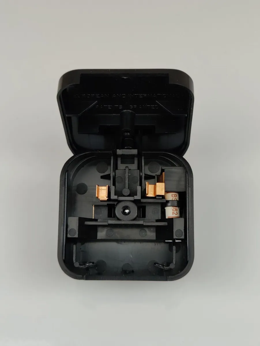 🔌 EU to UK Plug Converter – Travel Adapter - Image 1