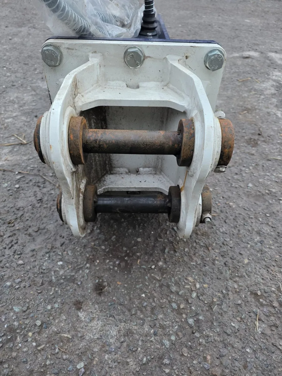 Rock breaker - Image 1