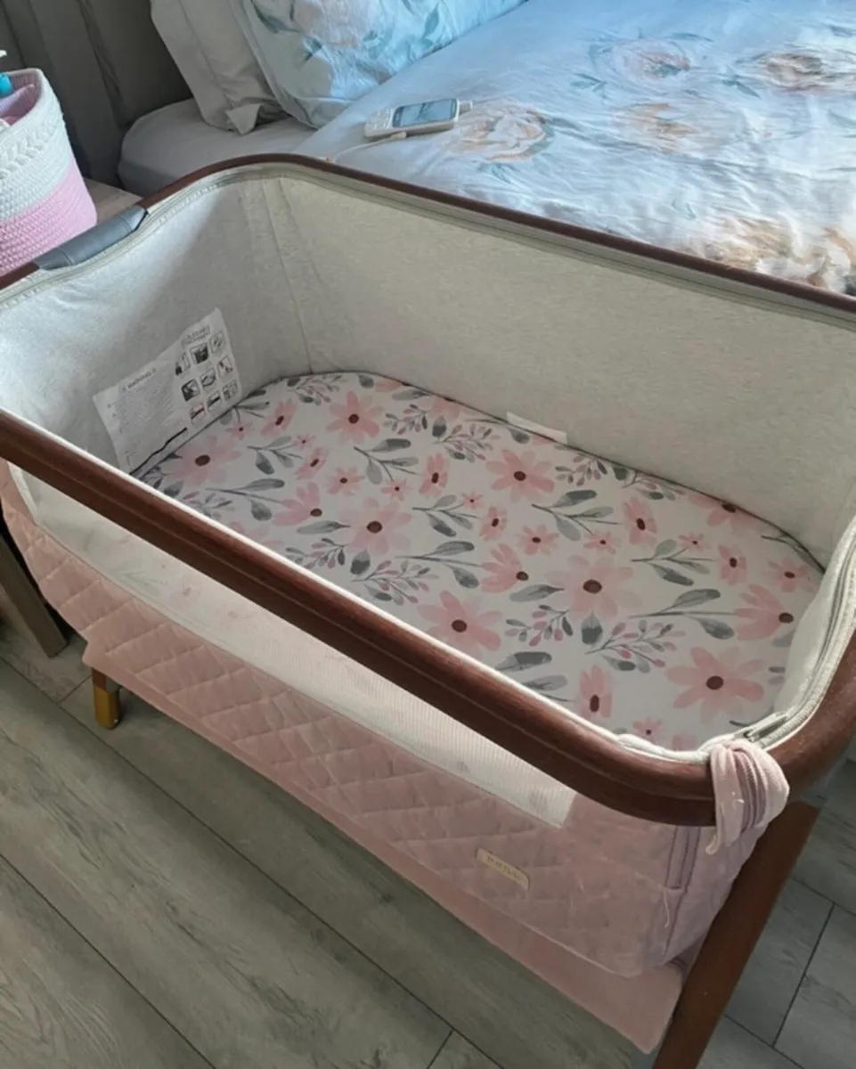 Tutti Bambini Crib in Walnut & Blush - Image 2