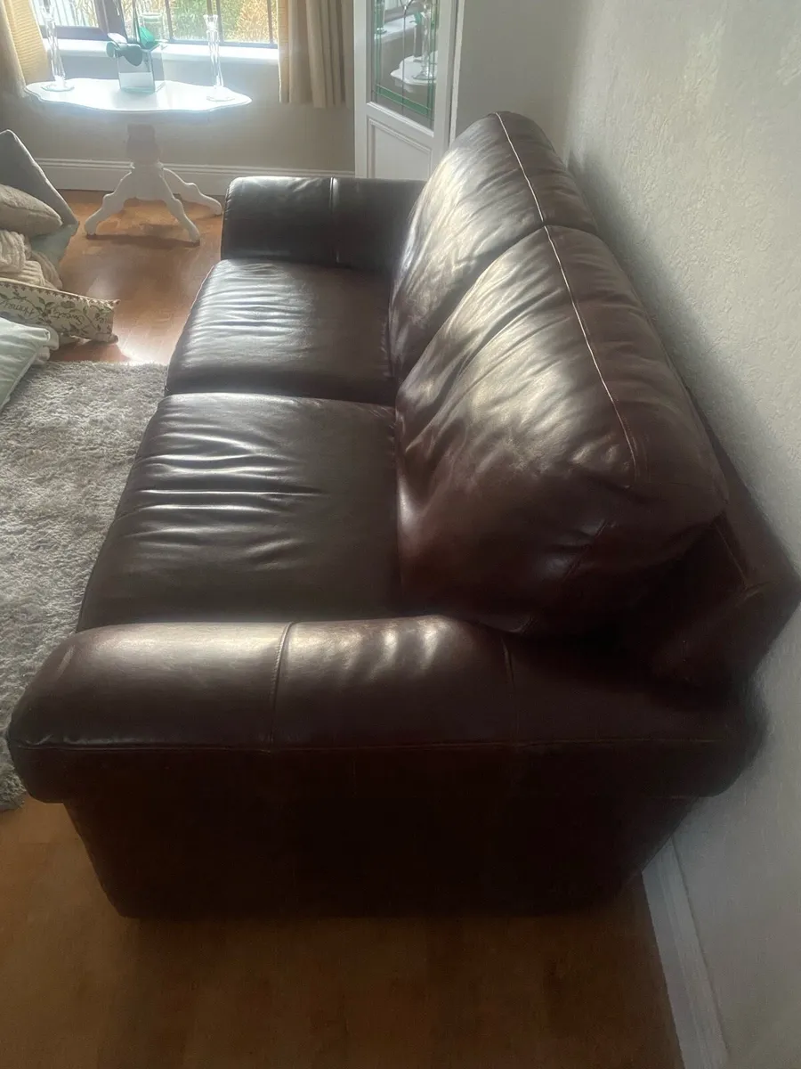 Leather Good Quality Couch  3 seater - Image 4
