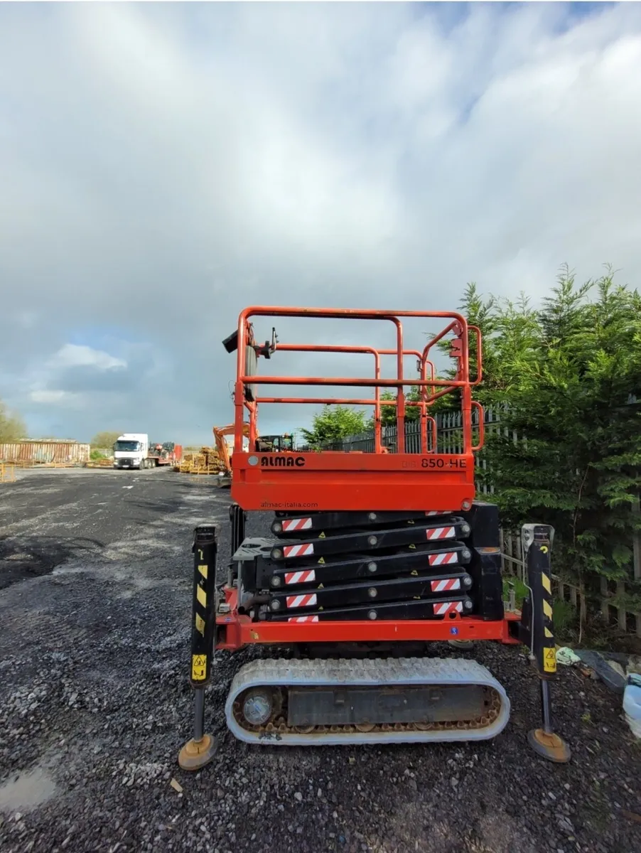 Tracked scissor lift - Image 1
