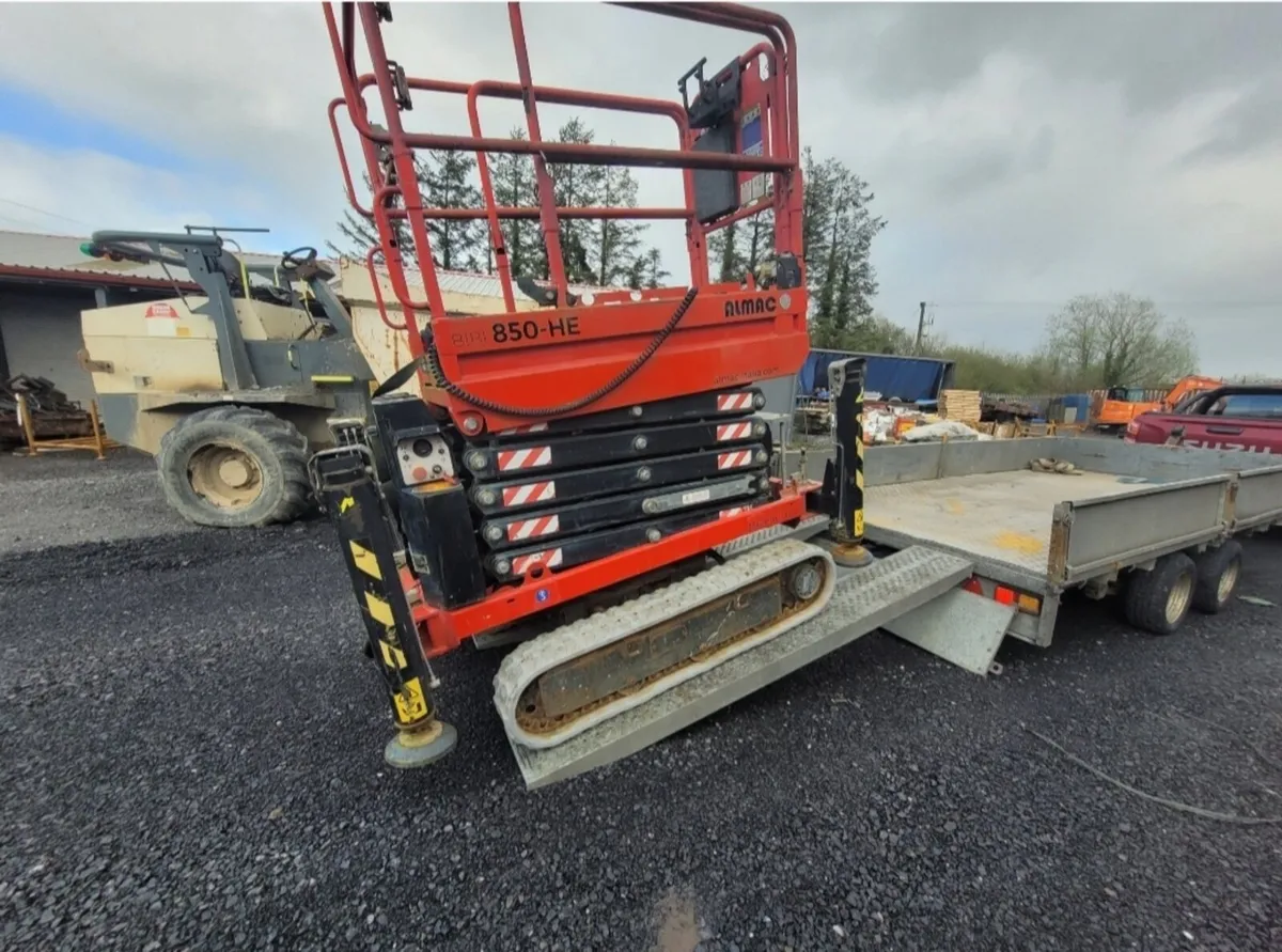 Tracked scissor lift - Image 2