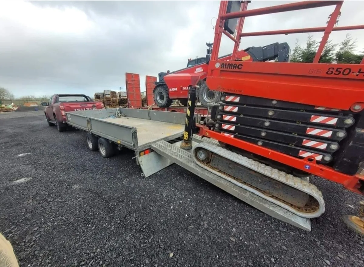 Tracked scissor lift - Image 3