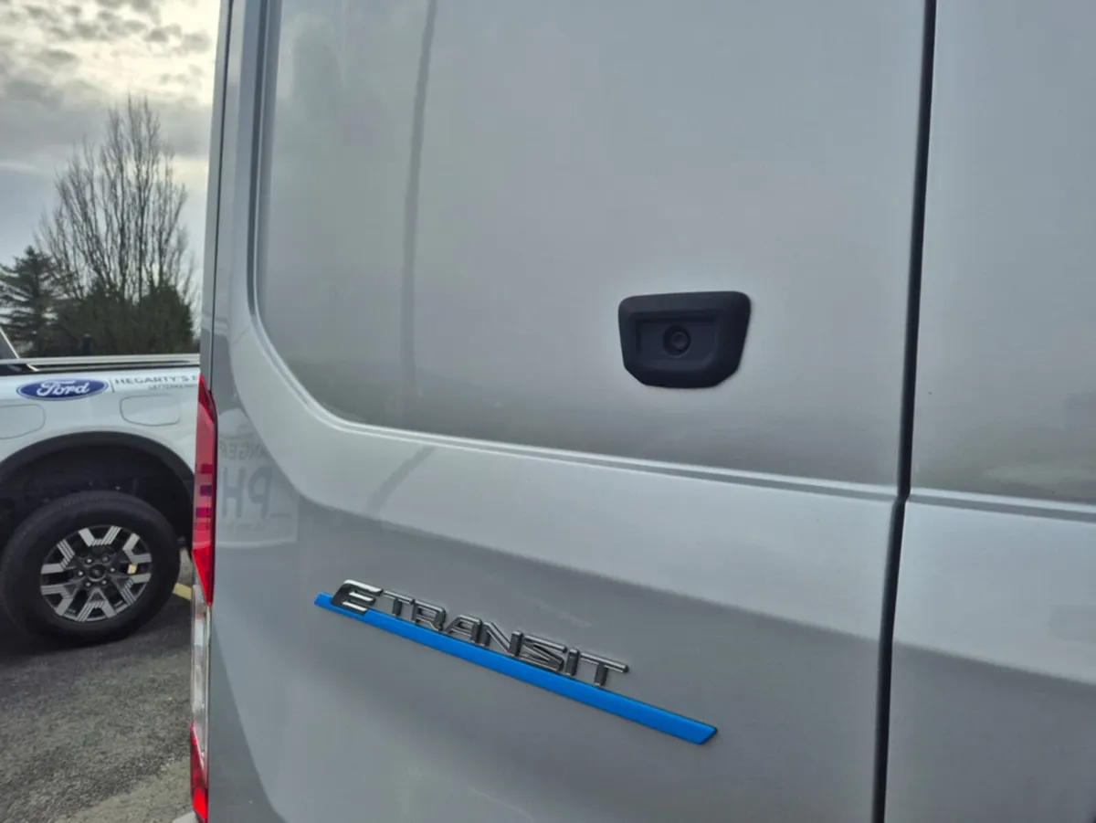 Ford Transit 350L 67KWH 135ZE AUTO - Image 4