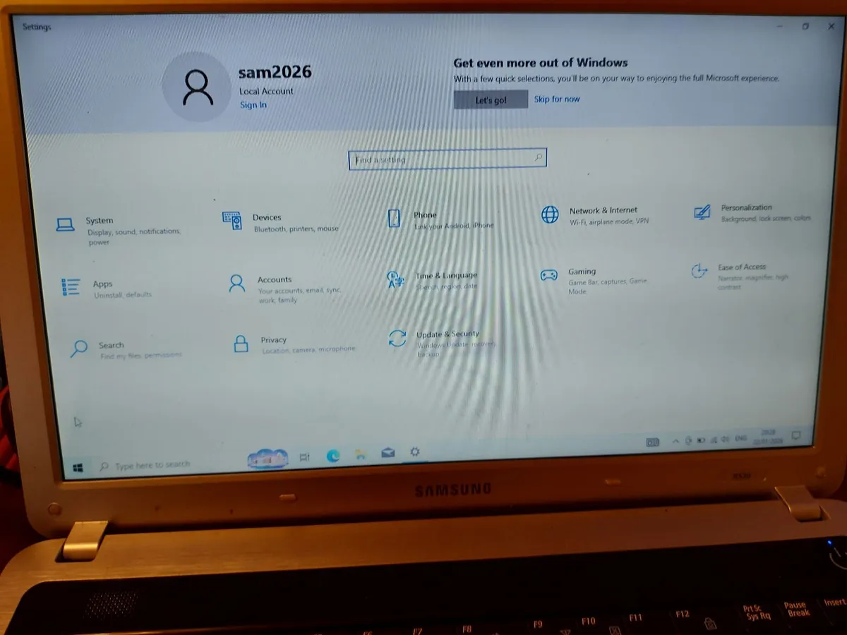 Samsung 15.6 Laptop, Model NP-R530, Red, 2GB 300GB - Image 2