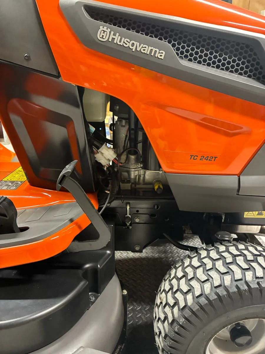Husqvarna TC 242T ride on mower - Image 3
