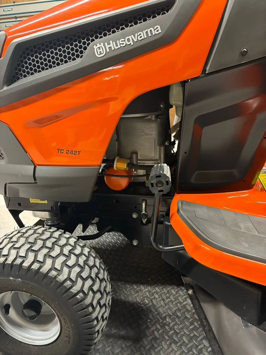 Husqvarna TC 242T ride on mower - Image 4