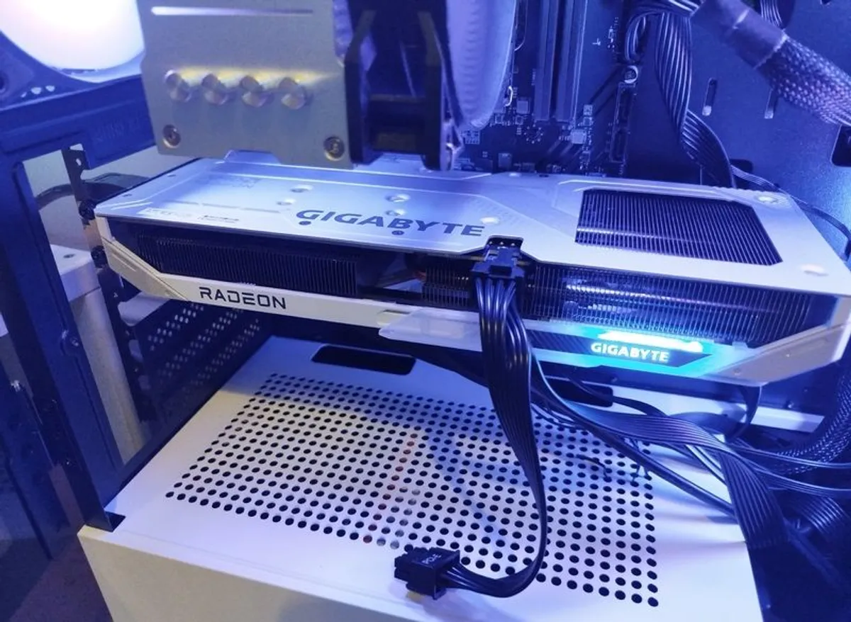 Radeon RX 9060XT 16GB OC - 2 months old - Image 4