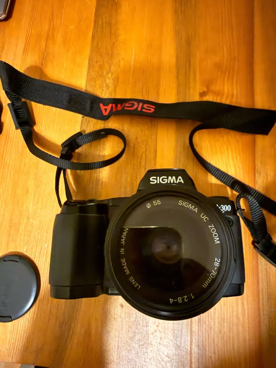 Sigma SA-300 SLR film camera with zoom lens - Image 1
