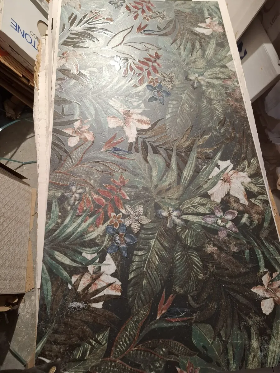 Black flower tiles (480  10m2 ) - Image 1