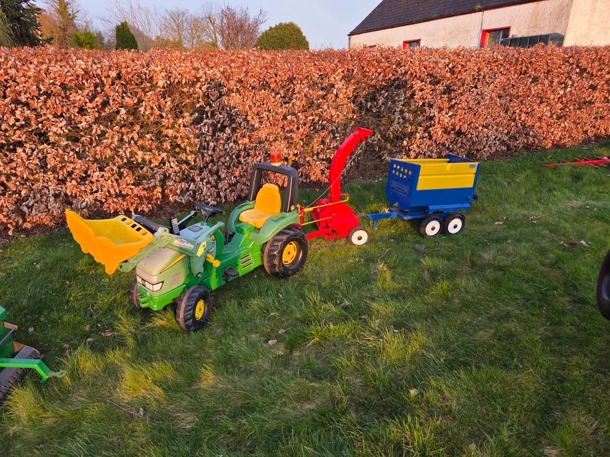 Tractors and machinery - Image 1