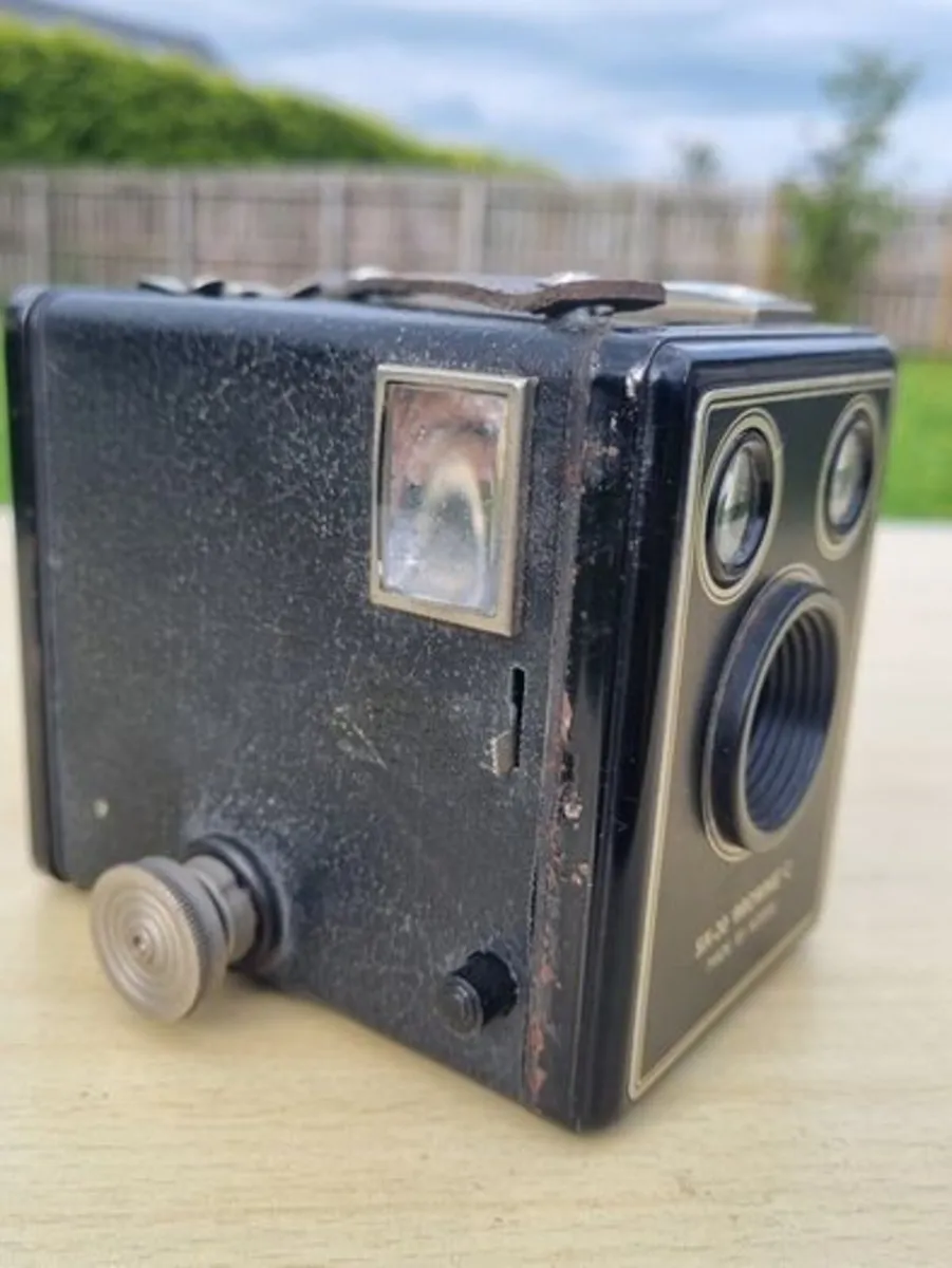 Vintage KODAK Box Brownie Six-20 Model C - Image 2