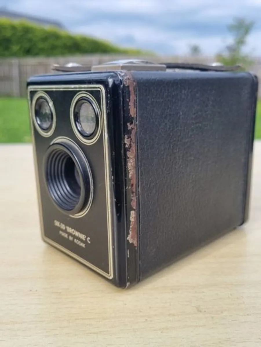 Vintage KODAK Box Brownie Six-20 Model C - Image 3