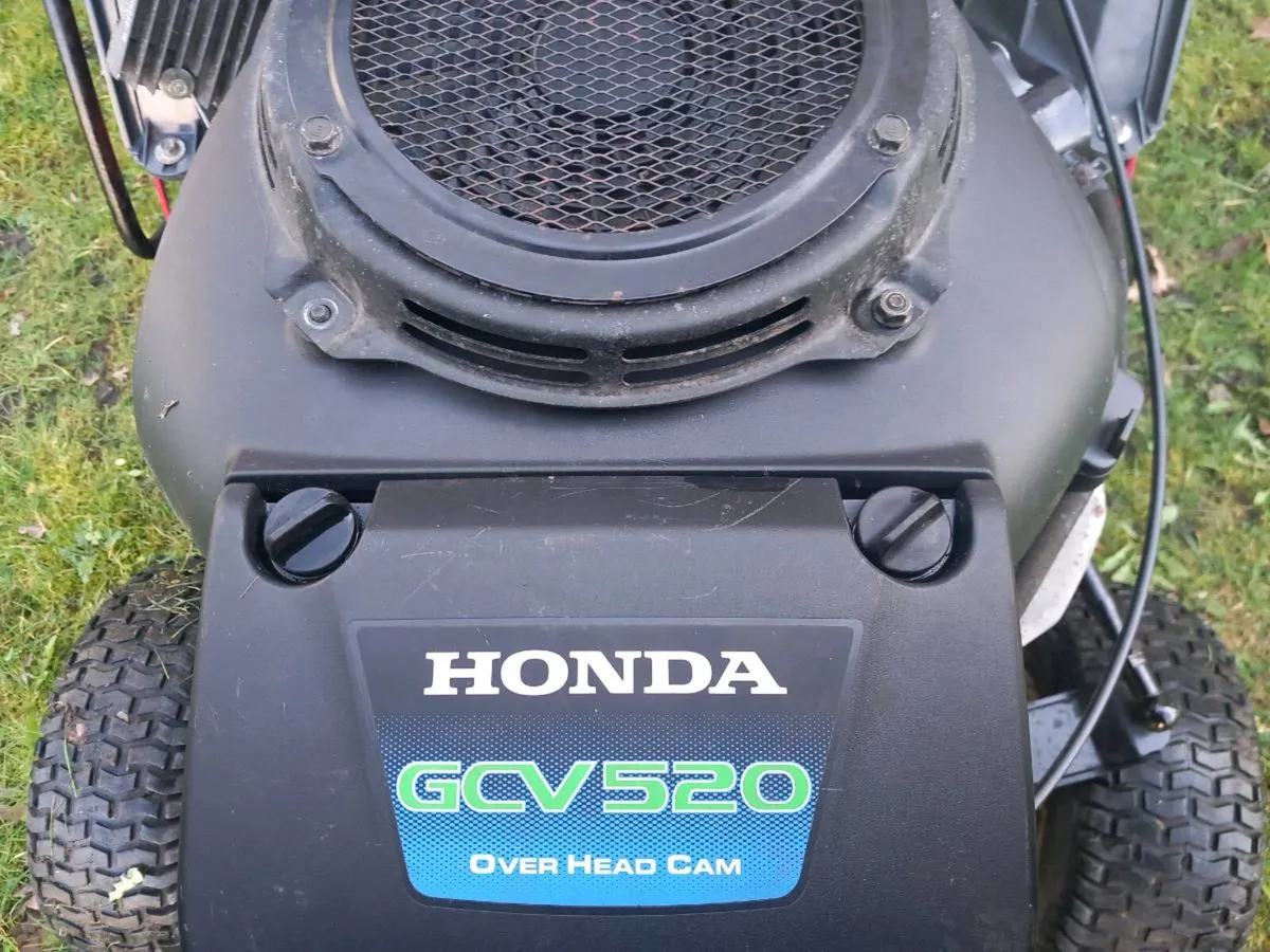Ride on mower Honda engine - Image 1