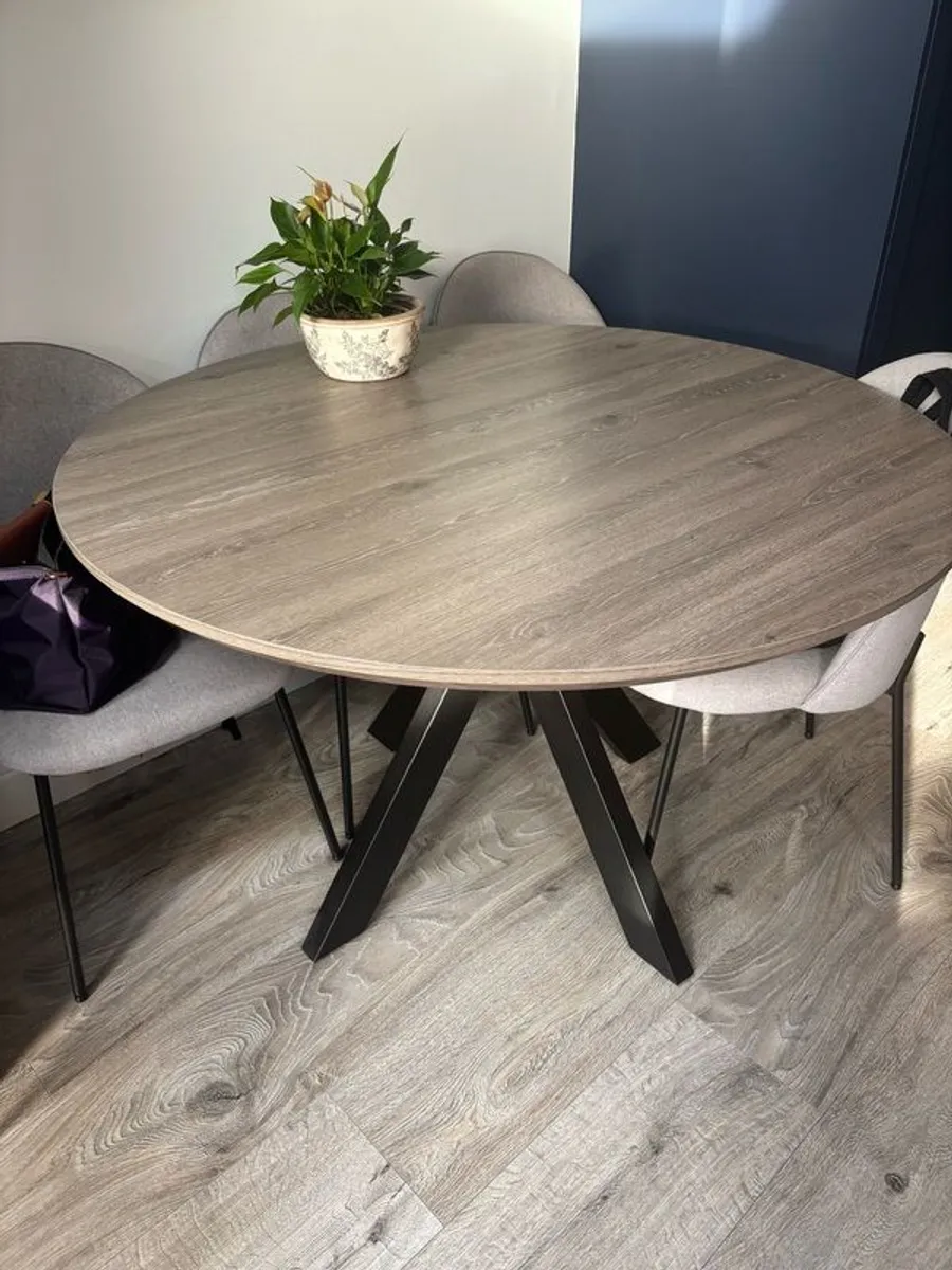 120cm Round table PRICE DROP - Image 4