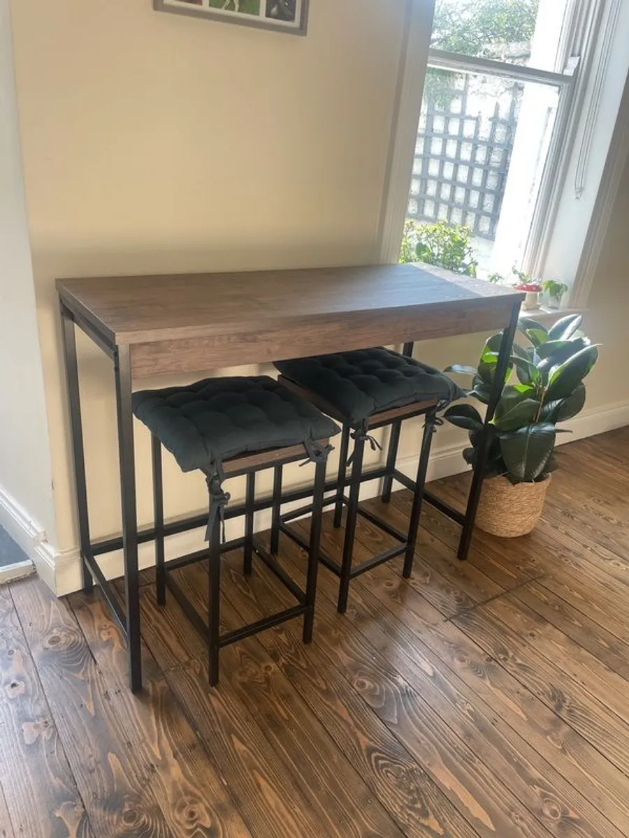 bar table and stools - Image 2