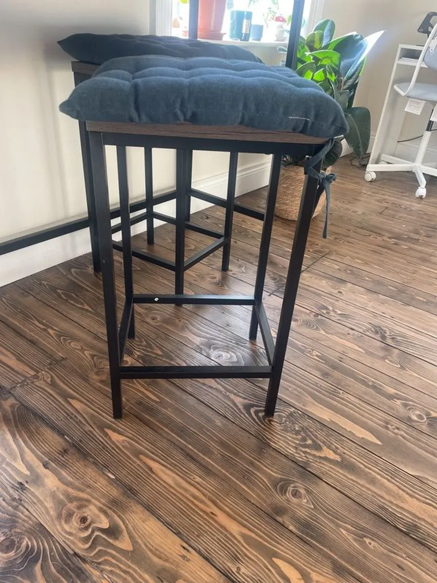 bar table and stools - Image 3